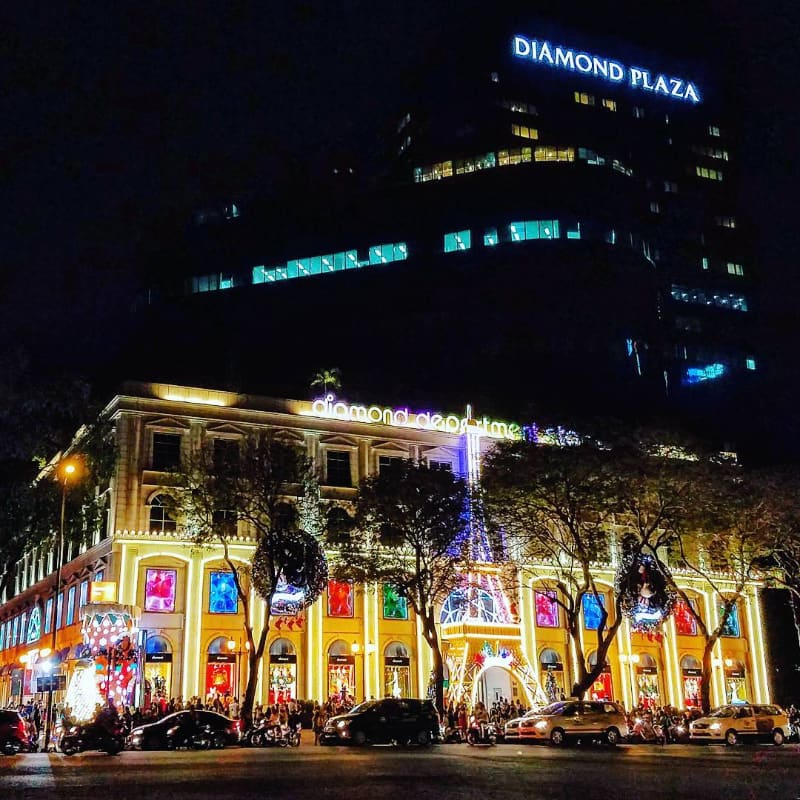 Diamond Plaza's stunning lights at night
